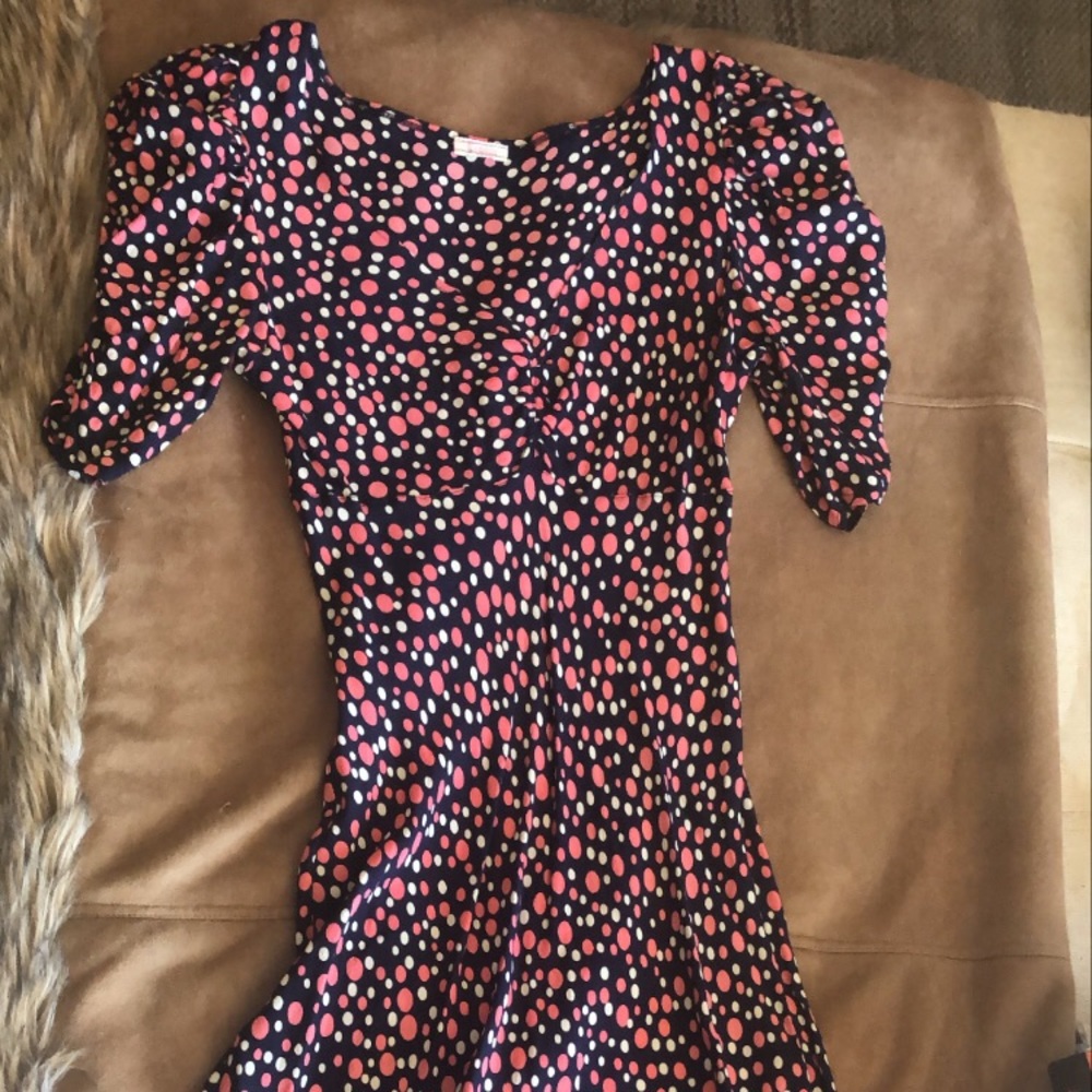 Dress with ruched sleeves